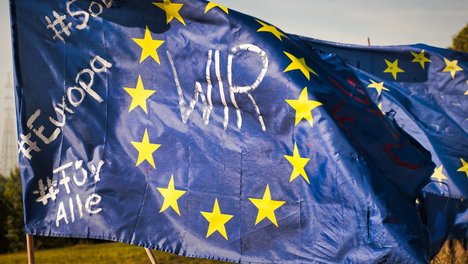 Europafahne mit Aufschrift "Wir"