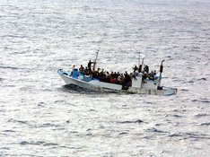 überfülltes Boot mit Geflüchteten