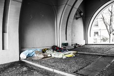 Lager von Obdachlosen unter einer Brücke