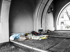 Lager von Obdachlosen unter einer Brücke