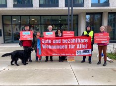 Foto zeigt Demonstranten vor der GAG in Kalk
