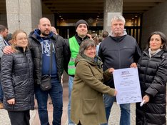 2 Aktivistinnen von Fridays für Future und 2 KVB-Mitarbeiter stehen gemeinsam mit Uschi Röhrig und Güldane Tokyürek vor dem Rathaus und halten ein Protestplakat