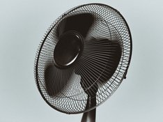 Ein schwarzer Ventilator vor einem grauen Hintergrund