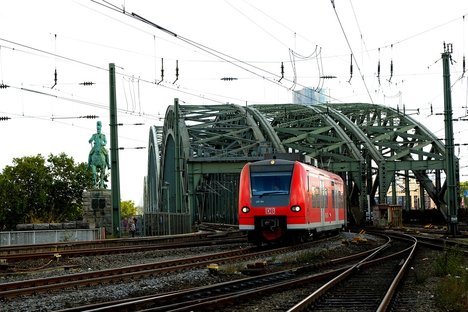 Zug vor Hohenzollernbrücke