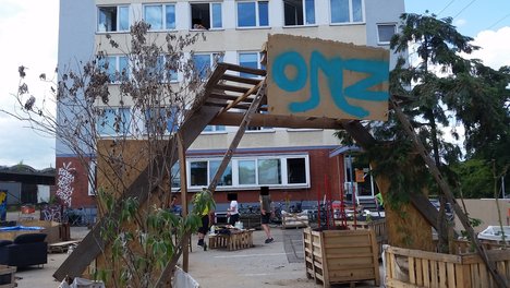 Belebter Hof eines besetzten Hauses