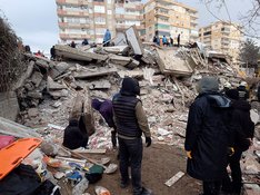 Menschen in der Türkei räumen Erdbebentrümmer