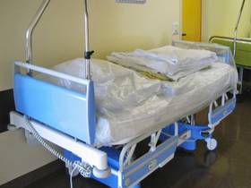 Krankenhausbett im Krankenhaus Flur stehend