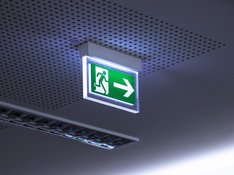 Ein Notausgangschild, das an der Decke hängt
