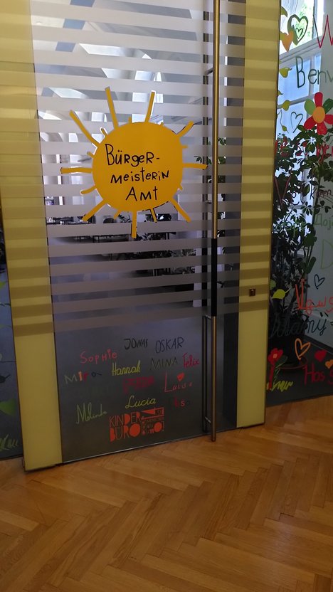 Tür mit Sonnenblumenschild