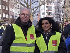 Jörg Detjen und Güldane Tokyürek unterstützen den Streik