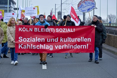 Sozialdemo Demonstranten halten ein Transparent