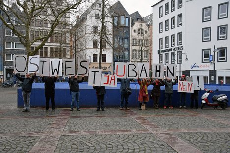 Protest mit Schildern: Oben bleiben!