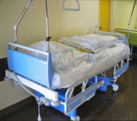 Krankenhausbett im Krankenhaus Flur stehend