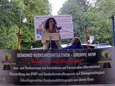 Ratsfrau Güldane Tokyürek hält eine Rede