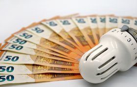 Thermostat liegt vor Fünfzig Euro Scheinen