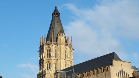 Foto zeigt den Rathausturm